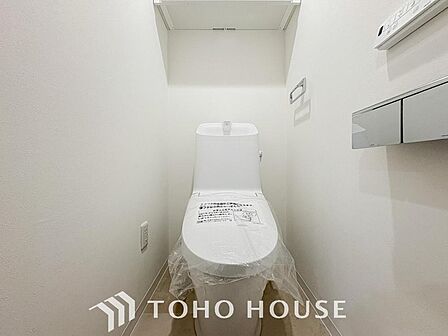 清潔感と快適性を兼ね備えた、心地よいトイレ空間。清潔さと快適さを備えたちょうどよいスペース。