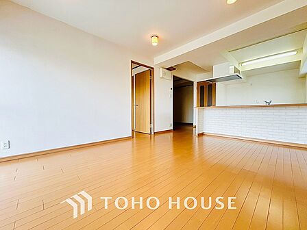 自然な日光が心地よさをもたらし、くつろぎと安らぎの空間を演出します。