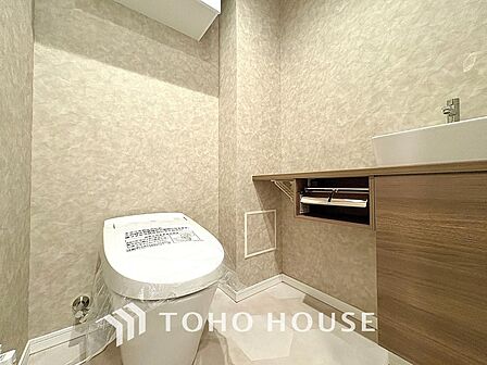 清潔感と快適性を兼ね備えた、心地よいトイレ空間。清潔さと快適さを備えたちょうどよいスペース。