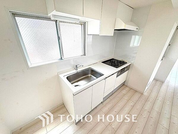 広々としたキッチンで、家族の時間をもっと楽しく。料理と会話が弾む理想の空間。