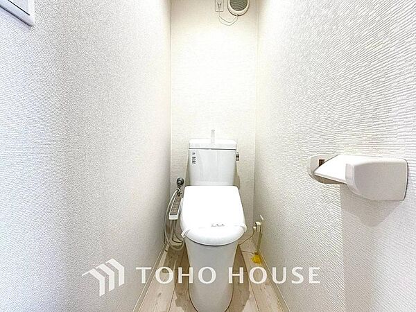 清潔感と快適性を兼ね備えた、心地よいトイレ空間。清潔さと快適さを備えたちょうどよいスペース。