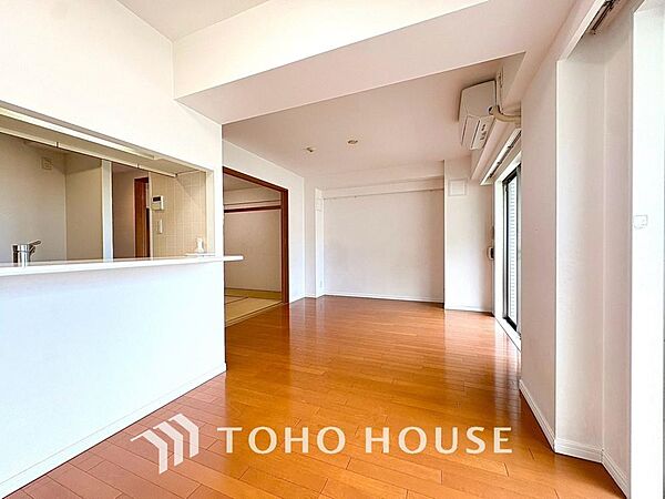 リラックスと居心地の良さが共鳴するくつろぎのリビング空間。暮らしの中心であり、心の安らぎをもたらします。