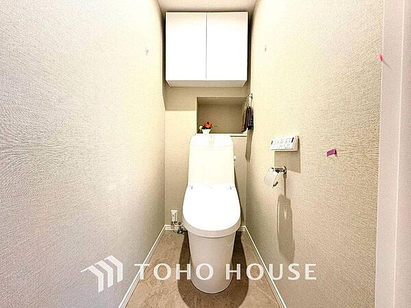 清潔感と快適性を兼ね備えた、心地よいトイレ空間。清潔さと快適さを備えたちょうどよいスペース。