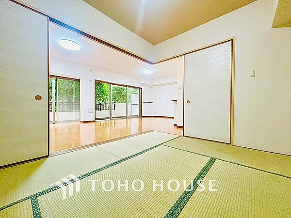 畳の香りに包まれる和室。静かな時間を楽しむ、心落ち着く空間を提供します。