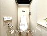 トイレ：清潔感と快適性を兼ね備えた、心地よいトイレ空間。清潔さと快適さを備えたちょうどよいスペース。