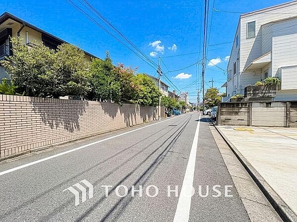 周辺環境とのコラボレーションにより明るく開放的な空間を演出しております。