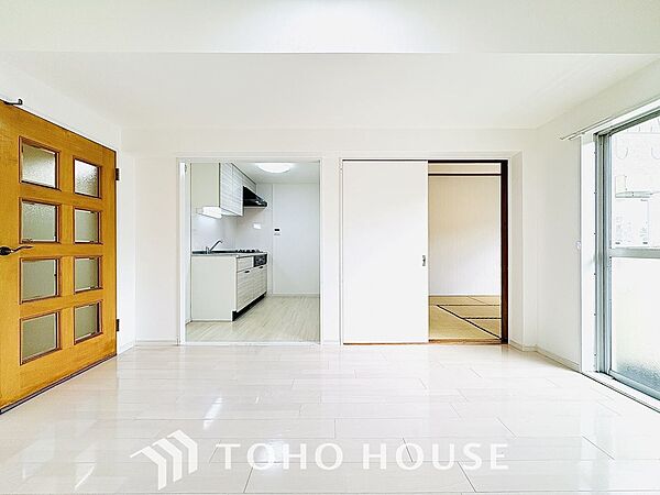 リラックスと居心地の良さが共鳴するくつろぎのダイニング空間。暮らしの中心であり、心の安らぎをもたらします。