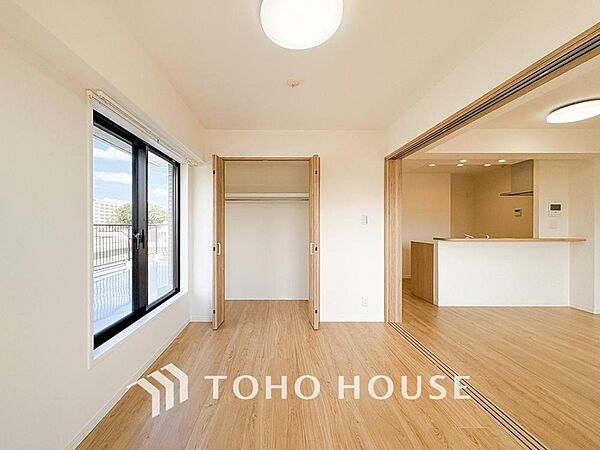 一日の疲れを癒やしてくれる主寝室。時を忘れて過ごす場所として過ごせるお部屋。