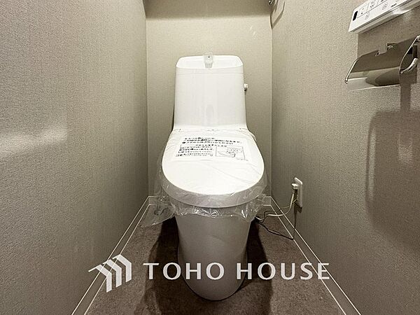 清潔感と快適性を兼ね備えた、心地よいトイレ空間。清潔さと快適さを備えたちょうどよいスペース。
