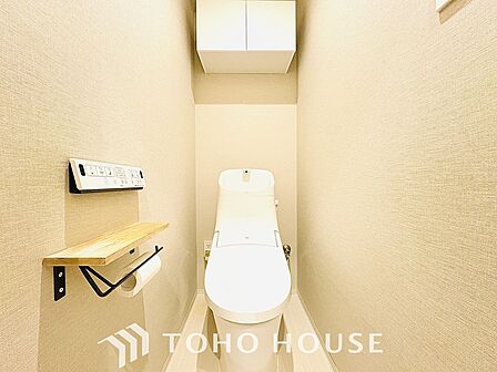 清潔感と快適性を兼ね備えた、心地よいトイレ空間。清潔さと快適さを備えたちょうどよいスペース。