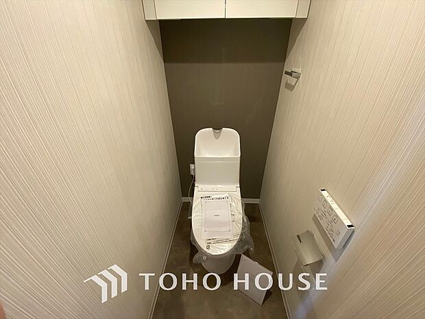 清潔感と快適性を兼ね備えた、心地よいトイレ空間。清潔さと快適さを備えたちょうどよいスペース。