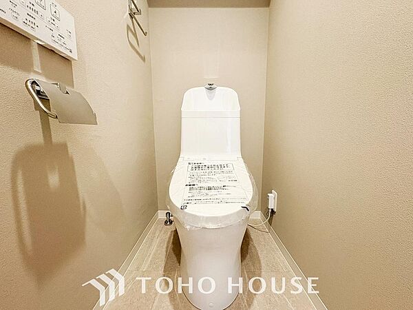 清潔感と快適性を兼ね備えた、心地よいトイレ空間。清潔さと快適さを備えたちょうどよいスペース。