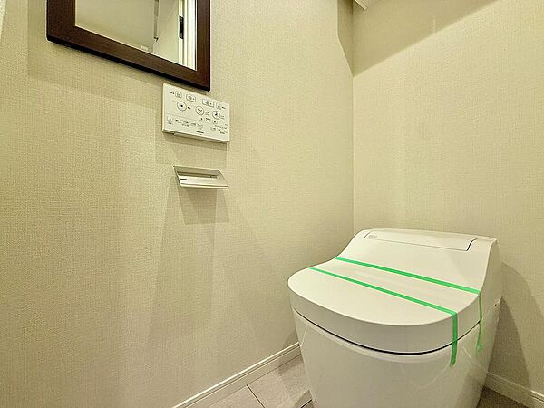 清潔感と快適性を兼ね備えた、心地よいトイレ空間。清潔さと快適さを備えたちょうどよいスペース。