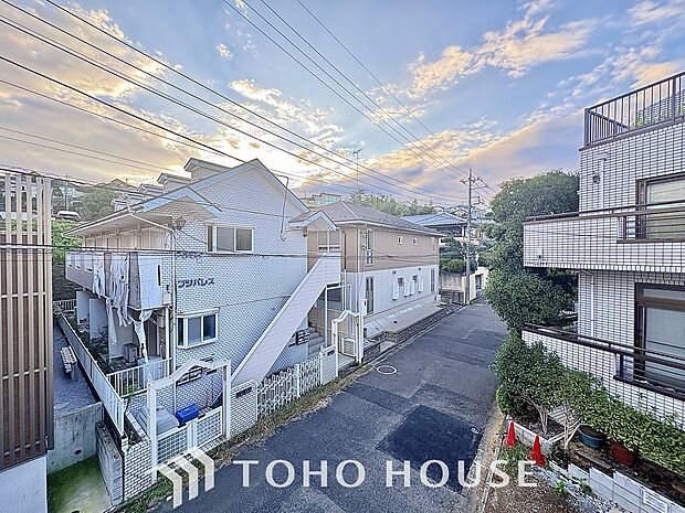太陽光がいっぱいに注ぐ窓辺。自然の光を楽しむ豊かな日常がここに。