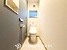 トイレ：清潔感と快適性を兼ね備えた、心地よいトイレ空間。清潔さと快適さを備えたちょうどよいスペース。