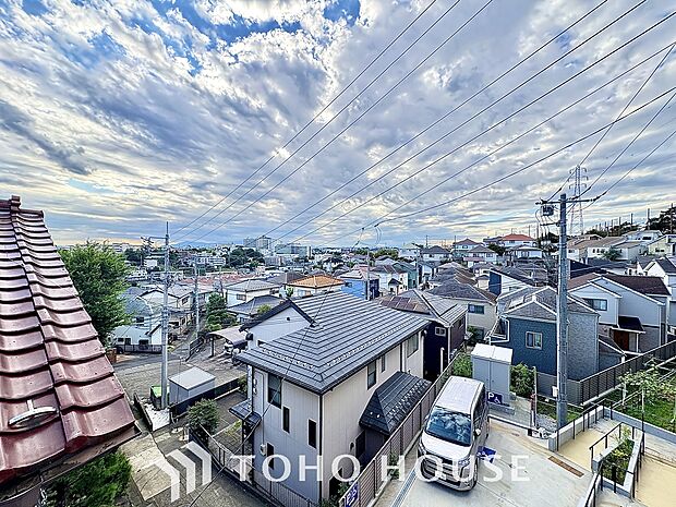 太陽光がいっぱいに注ぐ窓辺。自然の光を楽しむ豊かな日常がここに。