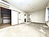 室内：リラックスと居心地の良さが共鳴するくつろぎのリビング空間。暮らしの中心であり、心の安らぎをもたらします。