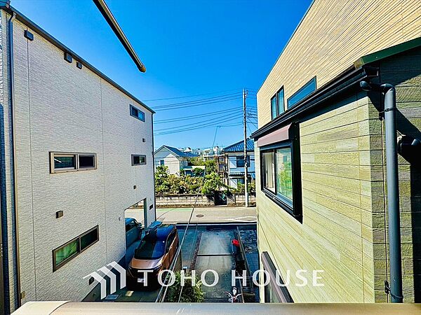 素晴らしい景色が特徴の、心地よいくつろぎの空間。さんさんと太陽光を浴びてリフレッシュ。バルコニーに出ての日光浴はいつも気持ちの良い時間。