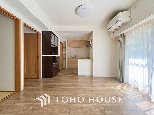 光と風が心地よい、開放感ある室内。暮らしに彩りを添える、洗練された住まい。
