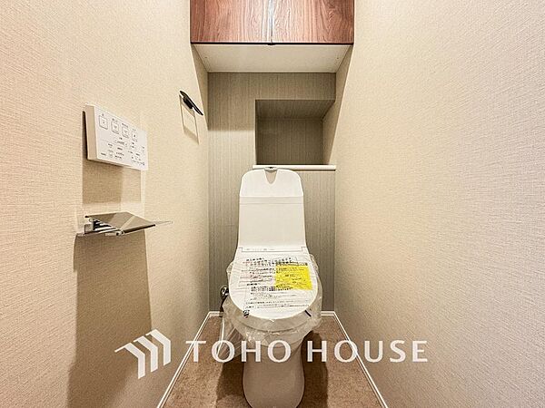 清潔感と快適性を兼ね備えた、心地よいトイレ空間。清潔さと快適さを備えたちょうどよいスペース。