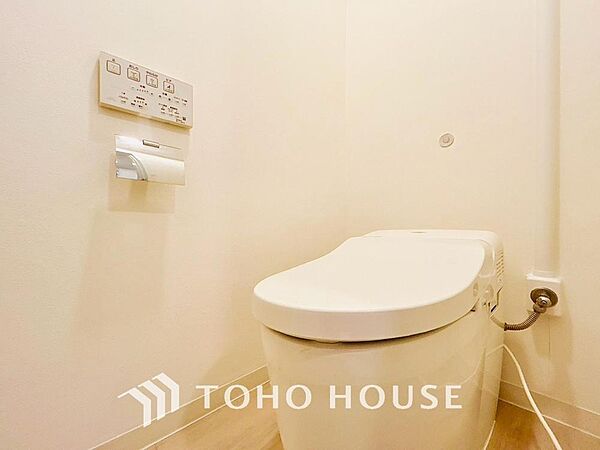 清潔感と快適性を兼ね備えた、心地よいトイレ空間。清潔さと快適さを備えたちょうどよいスペース。