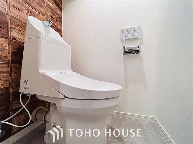 清潔感と快適性を兼ね備えた、心地よいトイレ空間。清潔さと快適さを備えたちょうどよいスペース。