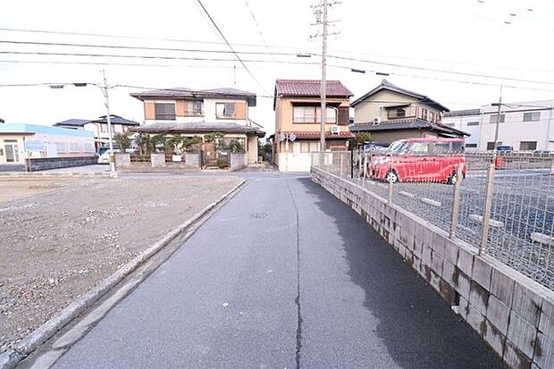 *南東側前面道路*