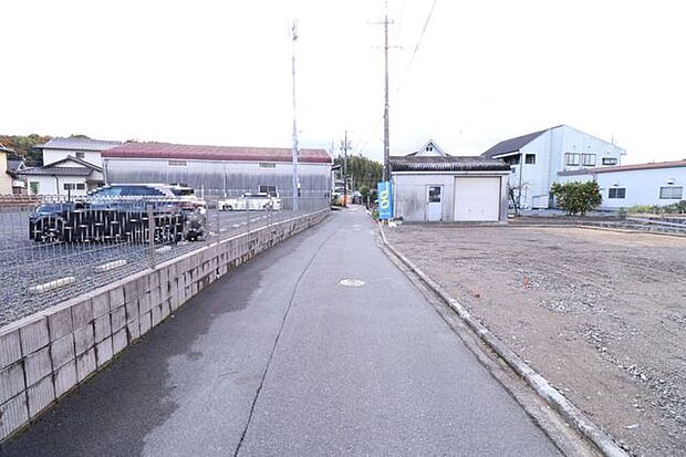 *南東側前面道路*