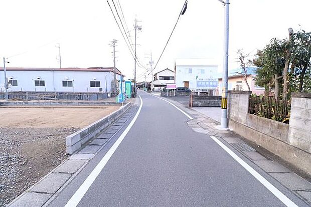 *北東側前面道路*