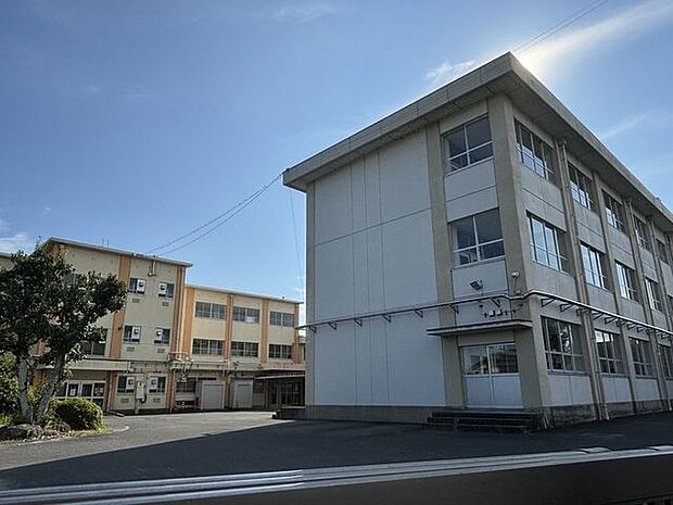 四日市市立三重小学校 750m