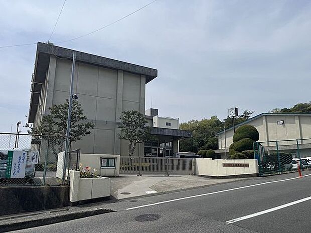 四日市市立羽津中学校 900m