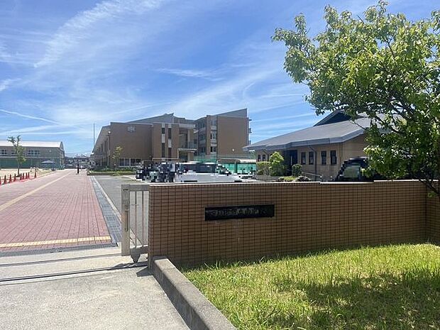 四日市市立南中学校 260m