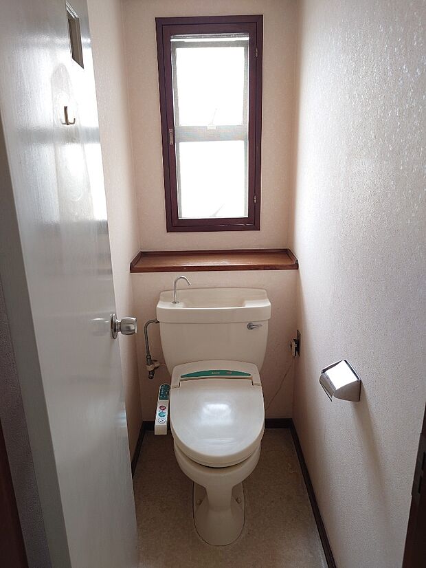 1階のトイレ　窓も付いており、換気に便利です。マンションには珍しい設備ですね。