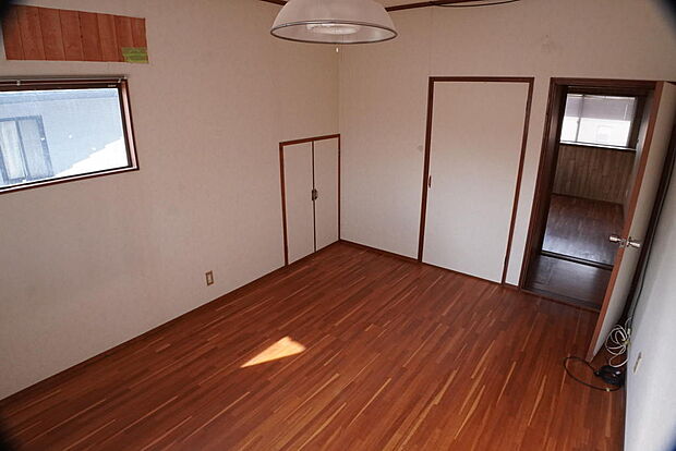 二階　奥の扉は屋根裏の物置スペースにつながります（DIYで隠し部屋を造りませんか？