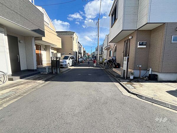 物件の北側前面道路（西側から）前面道路の幅員も確保されているため、駐車しやすいです。