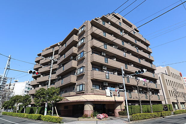 マンション外観。伊勢崎線「竹ノ塚」駅徒歩8分のある総戸数48戸のマンションです。共有部分も充実しております！