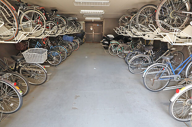 駐輪場。雨にぬれずに自転車を保管しておくことが出来ます。綺麗に区画割されております。