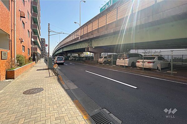 敷地南側の前面道路