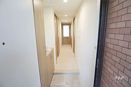 玄関。シューズボックスがございますので、すっきりとした綺麗な状態が保てます。
