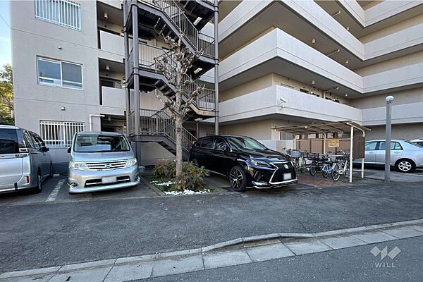 敷地内駐車場（屋外平面式）と駐輪場（屋根付き）