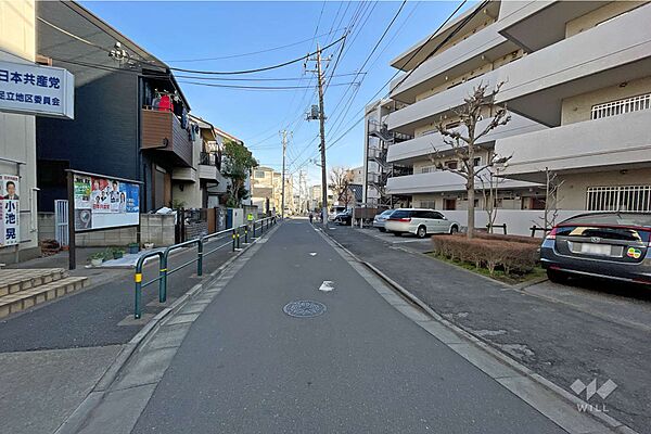 敷地北側の前面道路（西側から）