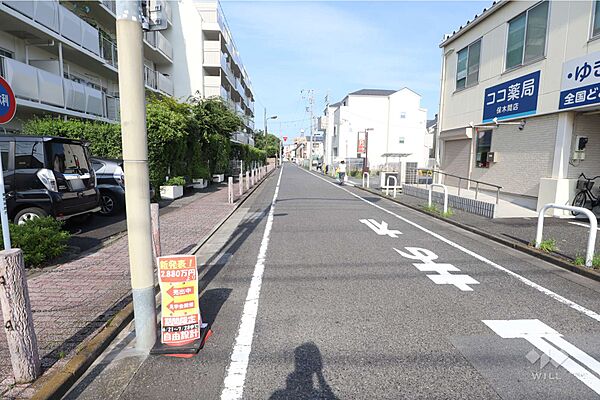敷地南側の前面道路（西側から）