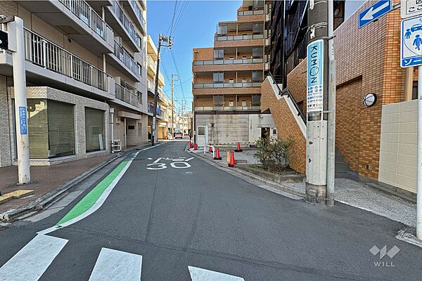 敷地北側の前面道路（西側から）