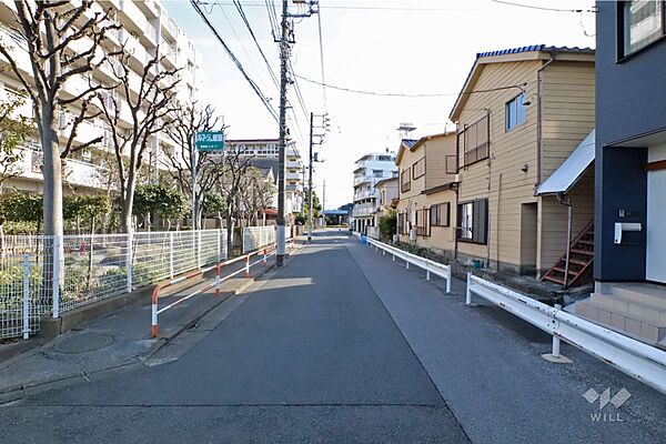 敷地西側の前面道路