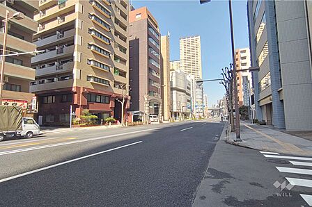 敷地北東側の前面道路(南東側から)