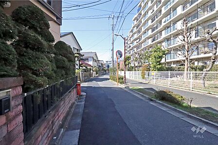 敷地南西側の前面道路(南東側から)