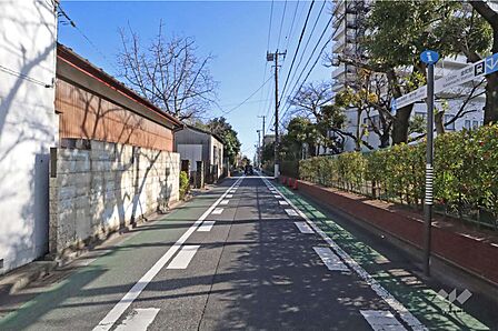 敷地東側の前面道路(北側から)