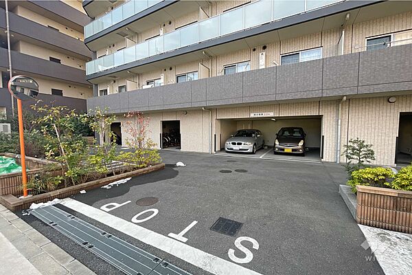 敷地内駐車場（屋内平面式）と駐輪場