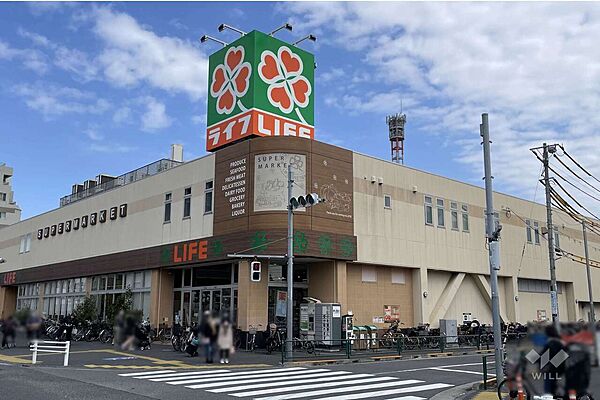 ライフ(六町駅前店)の外観
