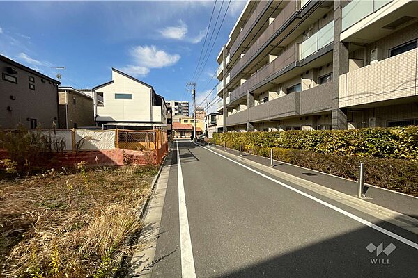 敷地南側の前面道路（東側から）